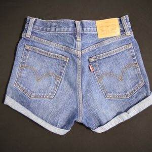 LEVI'S SHORTS SIZE 25